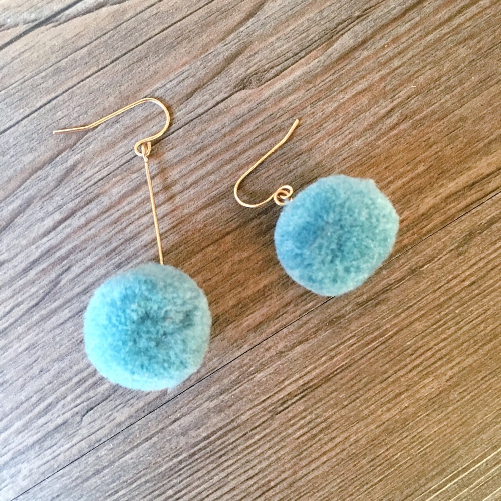 Pom pom earring